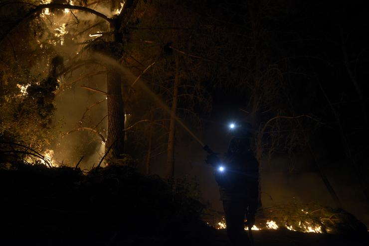 Bombeiros forestais tratan de extinguir o lume en Vences, en Monterrei.. Rosa Veiga - Europa Press 