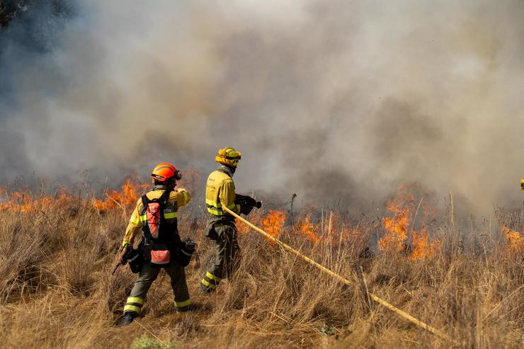 Bombeiros continúan os traballos de extinción para sufocar un incendio na provincia de Zamora. Emilio Frade 