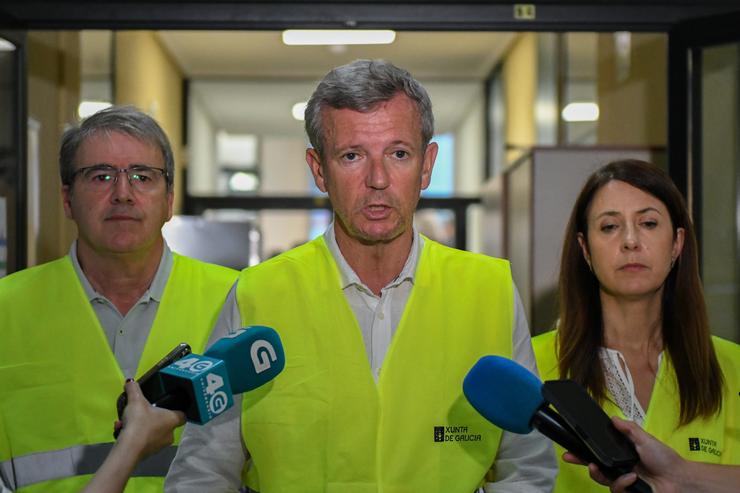 O presidente da Xunta, Alfonso Rueda, acompañado da conselleira do Medio Rural, María José Gómez, visita ao Centro de Coordinación Operativa (CECOP) de Ourense. XUNTA