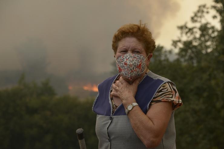 Veciños e veciñas de Vilela mentres se achegan as chamas á localidade de Vilela.. Rosa Veiga - Europa Press