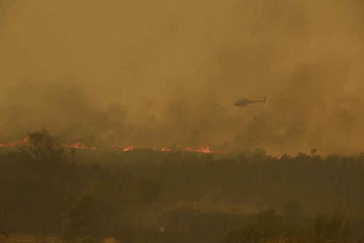 Extinción do lume na estrada de acceso á poboación de Cualedro, a 15 de agosto de 2025, en Cualedro, Monterrei, Ourense, Galicia (España). Rosa Veiga 