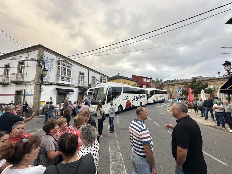 Máis de 150 veciños de Petín concéntranse nos xogados en apoio dun detido no marco da vaga de incendios.. VECIÑOS DE PETÍN