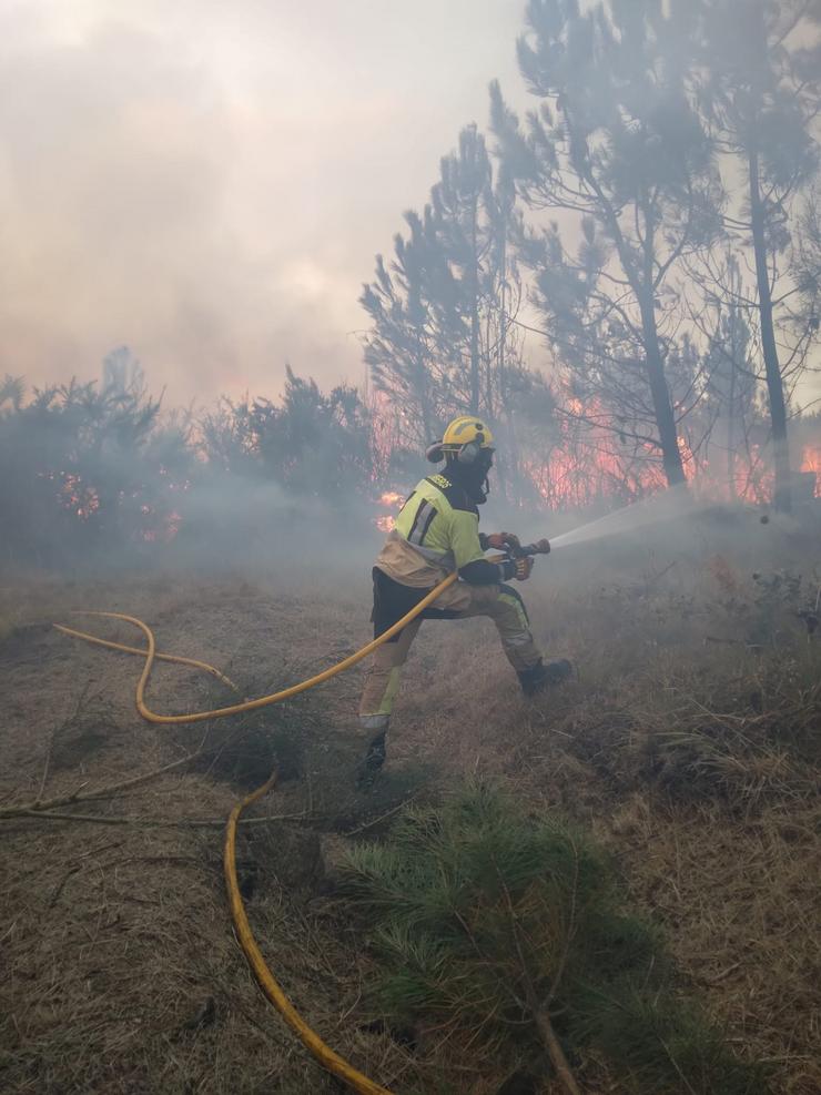 Bombeiro do Consorcio Provincial Contraincendios da Coruña, coopera en labores de extinción de incendios na provincia de Ourense.. DEPUTACIÓN DA CORUÑA