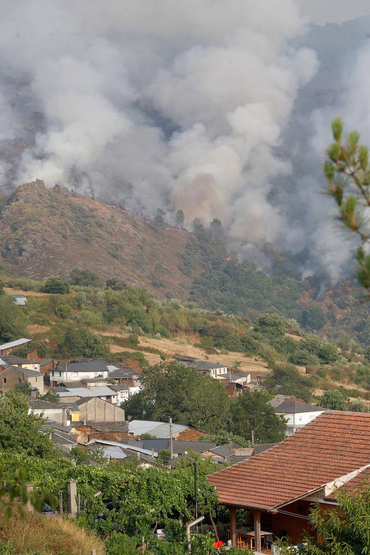 Incendio forestal achégase a Quiroga, a 17 de agosto de 2025, en Quiroga, Lugo, Galicia.. Carlos Castro - Europa Press