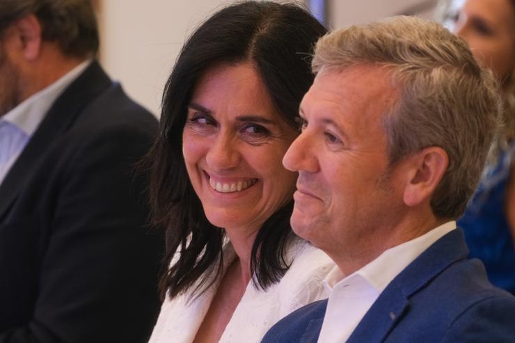 (I-D) A secretaria xeral do PP de Galicia, Paula Prado, e o presidente do PP de Galicia e presidente da Xunta, Alfonso Rueda, durante a reunión da xunta directiva do PP de Galicia, no Hotel Eurostars San Lázaro, a 1 de agosto de 2025, en. Europa Press