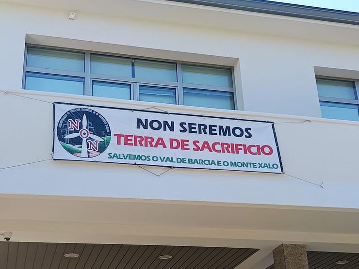 Cartel colocado no Concello de Carral 
