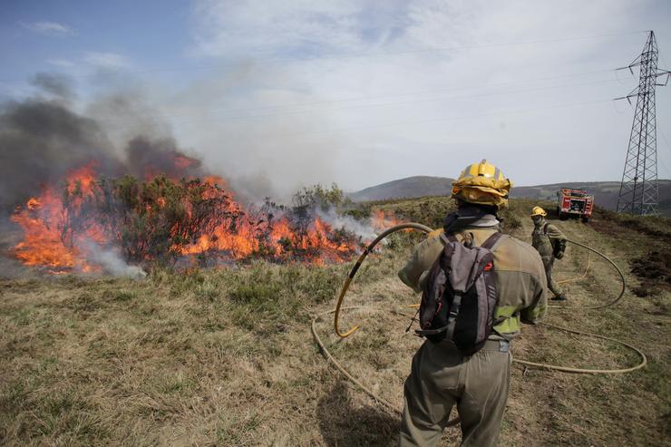 Arquivo - Efectivos da Xunta con base en Becerreá traballan para extinguir as chamas nun incendio forestal, a 29 de marzo de 2023, en Baleira, Lugo. Carlos Castro - Europa Press - Arquivo 