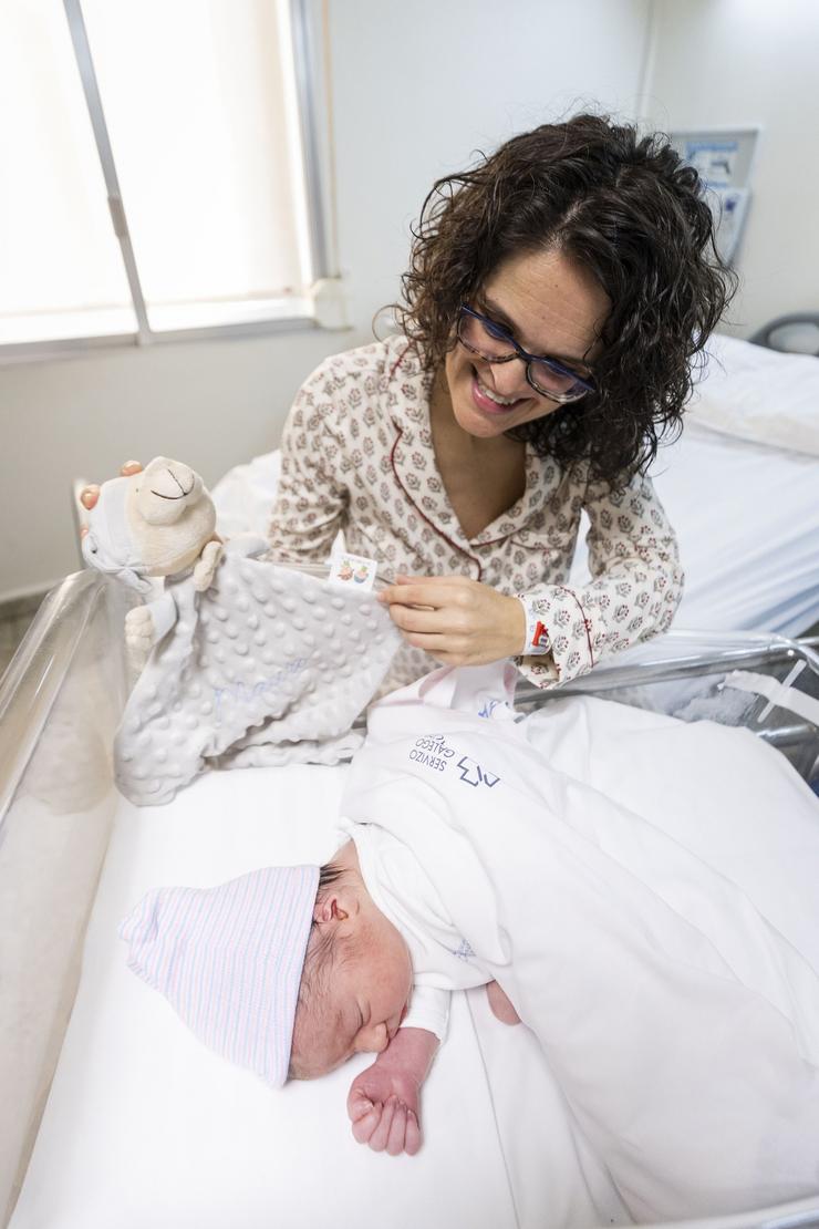 Arquivo - Andrea Estévez Fernández pousa co seu fillo, Mauro Estévez Álvarez, primeiro bebé nado en 2025 en Galicia, no Hospital Provincial de Pontevedra.. Beatriz Ciscar - Europa Press - Arquivo 