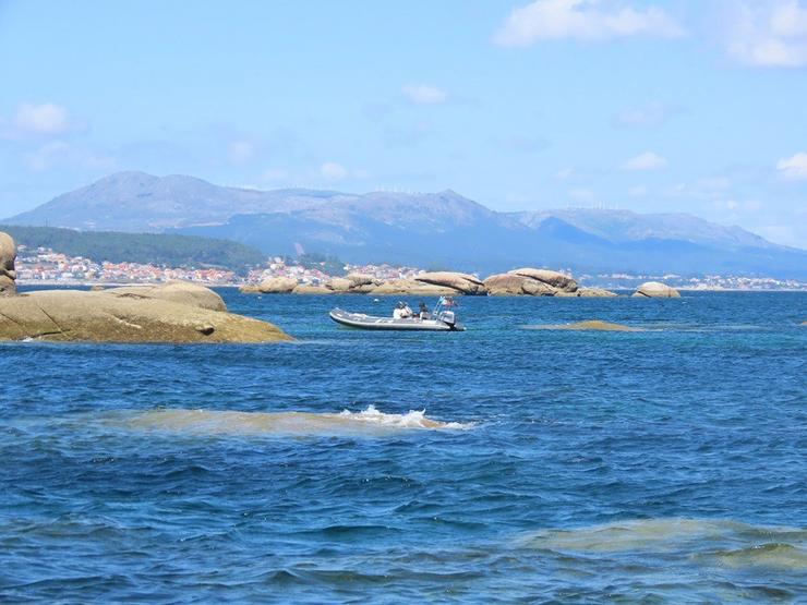 Embarcación interceptada practicando pesca prohibida nas inmediacións de Sálvora, no Parque Nacional dás Illas Atlánticas, a 18 de agosto de 2025.. XUNTA DE GALICIA 