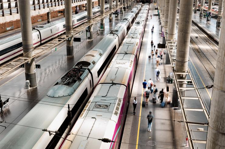 Decenas de persoas na estación de trens Porta de Atocha-Almudena Grandes, a 24 de xullo de 2025, en Madrid 