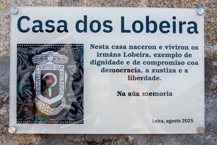 Placa da familia Lobeira en Loira, Marín 