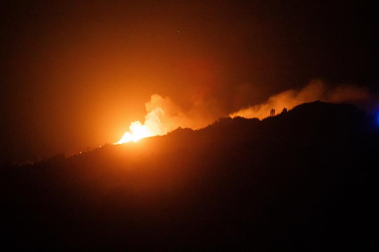 Vista do incendio forestal na parroquia de Mougás, en Oia 