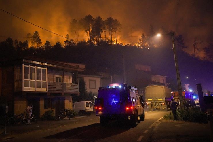 Varios camións militares tratan de extinguir un lume 