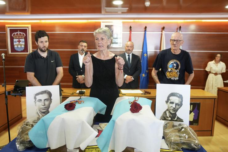Familiares de José Galán Núñez e Manuel Ramiro Souto recollen os restos mortais dos dous membros da guerrilla antifranquista asasinados en 1952. Gustavo da Paz - Europa Press 