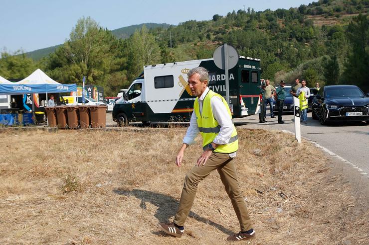 O presidente da Xunta, Alfonso Rueda, visita un posto avanzado de mando, no marco da vaga de incendios.. Carlos Castro - Europa Press