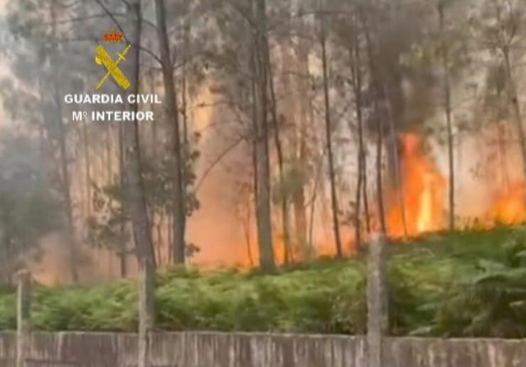 Incendio no monte Codesal, en Salvaterra do Miño, polo que se investiga a dous homes como presuntos autores.. GARDA CIVIL