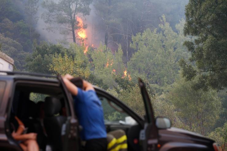 A Pobra de Brollón, Lugo. Incendio declarado esta tarde xunto ao núcleo de Golmar e para o que se activou o nivel 2 de perigo por proximidade á poboación. CARLOS CASTRO/EUROPA PRESS / Europa Press