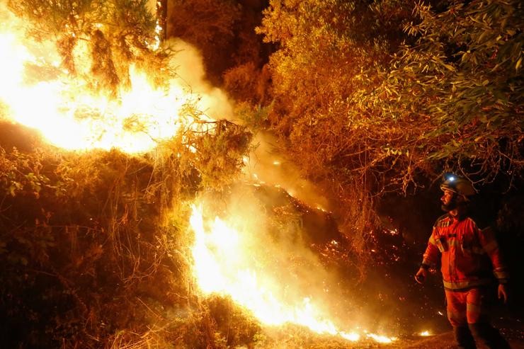 Un bombeiro traballa para a extinción do incendio da Pobra do Brollón.. Carlos Castro - Europa Press