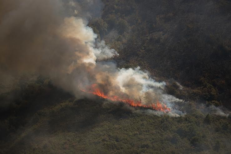 Efectivos aéreos dos bombeiros durante os labores de extinción do incendio de Avión, a 25 de agosto de 2025, en avión, Ourense (España).. Adrián Irago - Europa Press