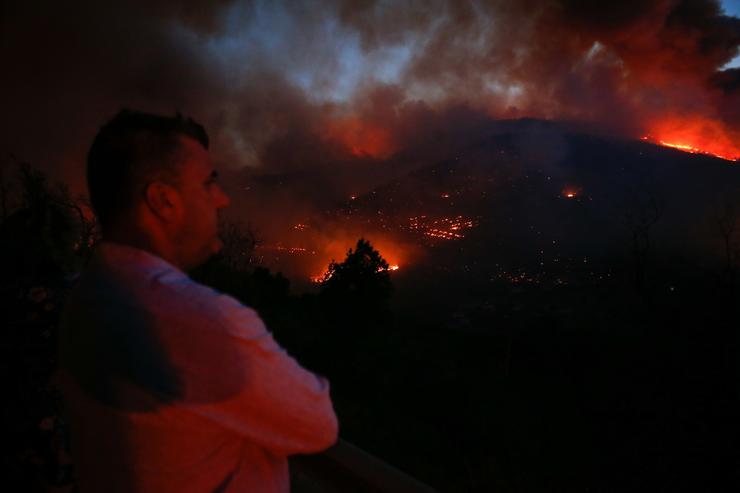Veciños ven o avance do lume na Pobra de Brollón 