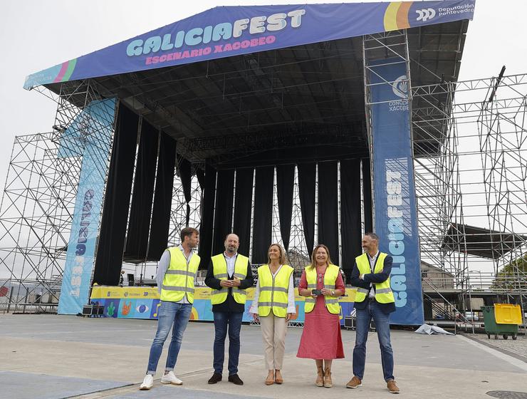 O director de Turismo de Galicia, Xosé Merelles; a delegada da Xunta en Vigo, Ana Ortiz; e a vicepresidenta da Deputación, Luisa Sánchez, visitan a montaxe do Galicia Fest, no peirao de Transatlánticos da cidade.. XUNTA DE GALICIA / Europa Press