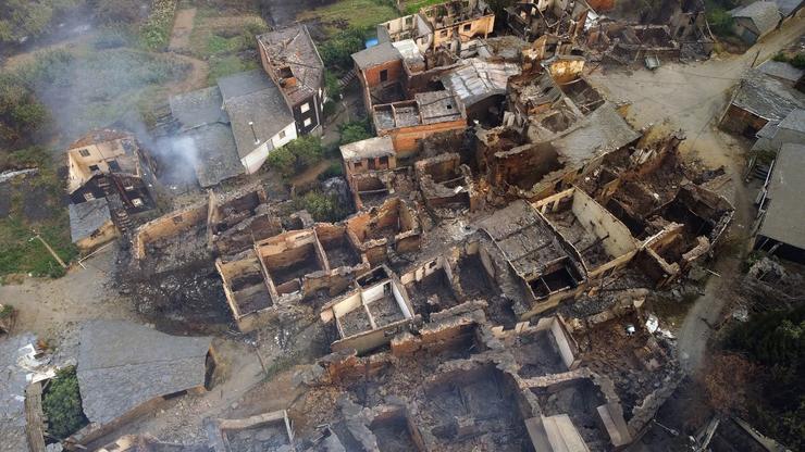 A aldea de Leira queimada nos incendios da vaga de lumes do 2025/  XA