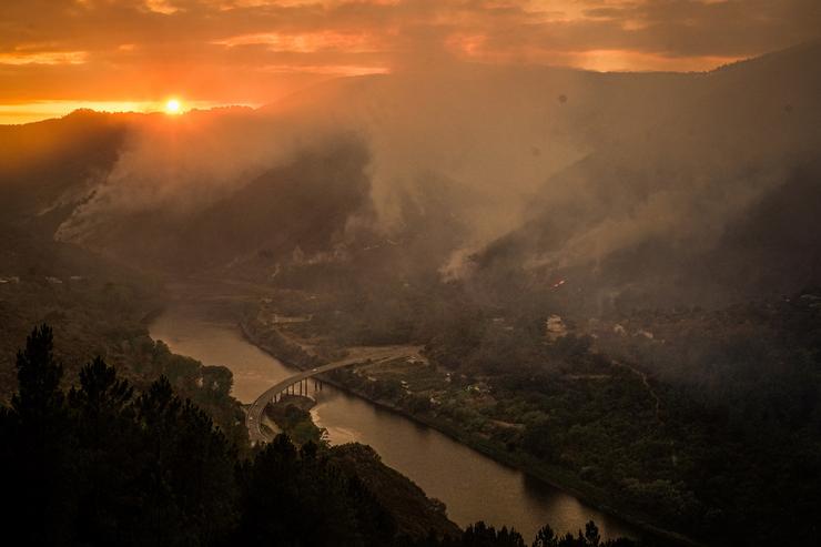 Vista do fume do incendio, en Turbeo, Lugo, / Adrián Irago - Europa Press  / Europa Press