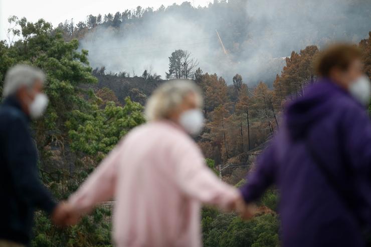 Manifestación dos veciños de Petín e A Rúa para pedri solucións ao vertedoiro industrial que arde de forma descontrolada desde hai días 