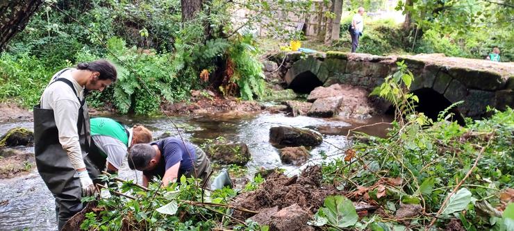 Limpeza do río Gafos da iniciativa Vaipolorío 