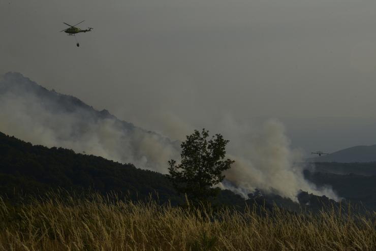 Un helicóptero tira auga sobre o lume para extinguir o incendio, a 2 de agosto de 2025, en Vilardevós, Ourense, Galicia (España).. Rosa Veiga - Europa Press