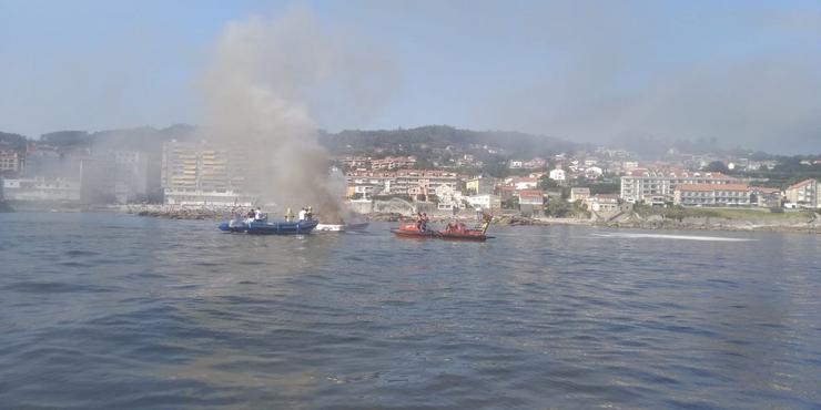 Incendio en embarcación de recreo en Sanxenxo. CONCELLO DE SANXENXO 