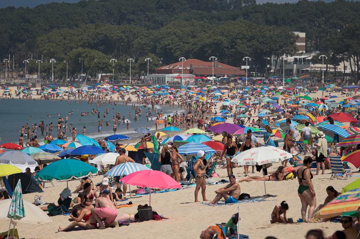 Decenas de bañistas na praia, a 5 de agosto de 2025, en Vigo 