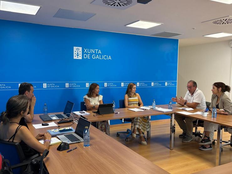 A conselleira do Mar, Marta Villaverde, co equipo responsable da coordinación do Programa de Ciencias Mariñas de Galicia. XUNTA DE GALICIA 