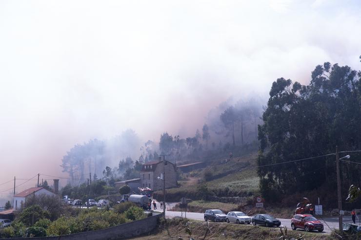 Vista do fume, a 5 de agosto de 2025, en Ponteceso, A Coruña, Galicia (España). Un novo incendio no municipio coruñés de Ponteceso obrigou este martes a desaloxar a veciños da parroquia de Corme Aldea. Fontes da Consellería do Medio Rural. Gustavo da Paz - Europa Press 