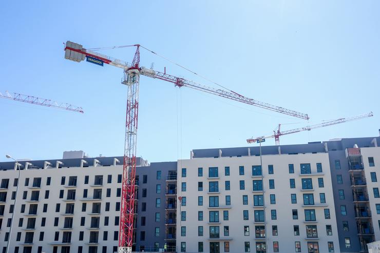 Arquivo - Vivendas en construción, a 10 de setembro de 2024, en Madrid (España). A Comunidade de Madrid alcanzará ao longo da presente lexislatura a cifra de 10.500 novas vivendas de aluguer a prezo alcanzable do seu Plan Vive. O Goberno mad. Ricardo Rubio - Europa Press - Arquivo 