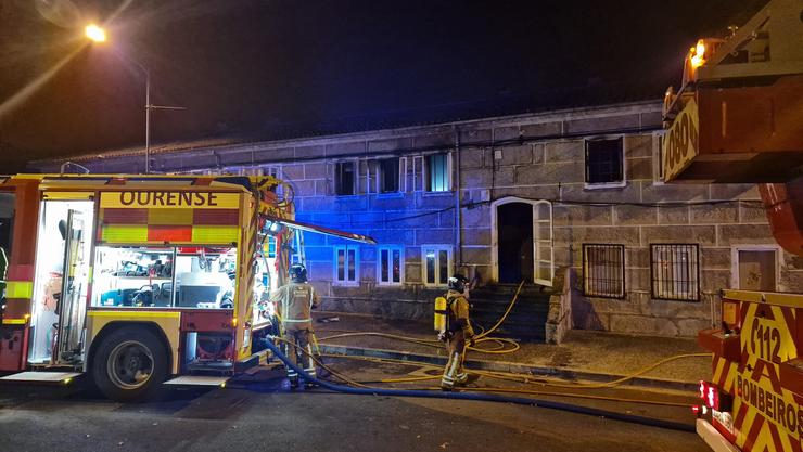 Bombeiros acoden a un incendio nunha vivenda precintada no barrio ourensán de Covadonga. BOMBEIROS OURENSE 