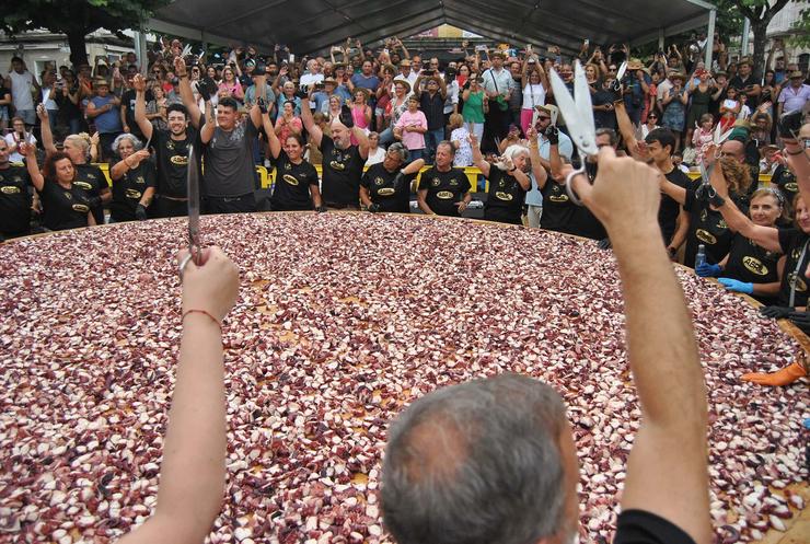 Elaboración da tapa de polbo máis grande do mundo no municipio ourensán do Carballiño. CONCELLO DO CARBALLIÑO 