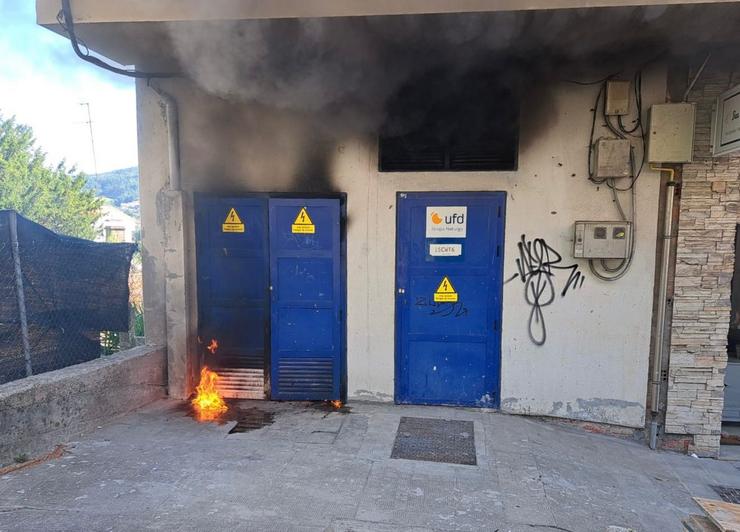 Un incendio nun transformador eléctrico dun edificio de Pontedeume (A Coruña), a 6 de agosto de 2025.. BERNARDO FERNÁNDEZ 