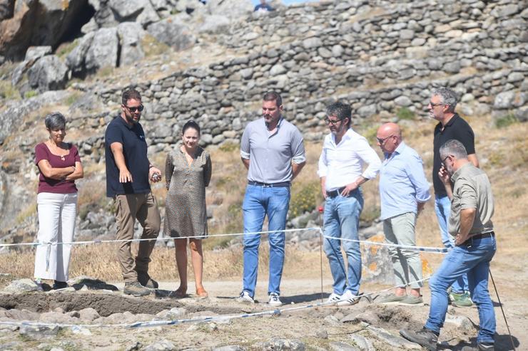 O conselleiro de Cultura, Lingua e Xuventude, José López Campos, no castro de Baroña. XUNTA DE GALICIA 