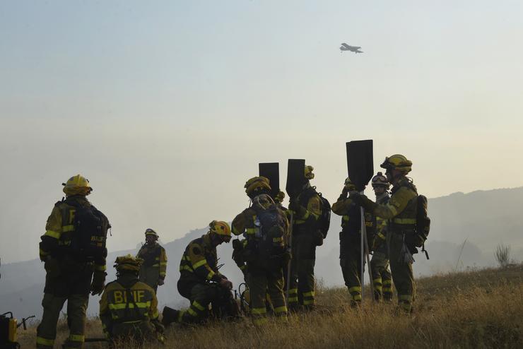 Bombeiros traballan para extinguir o incendio, a 2 de agosto de 2025, en Vilardevós 