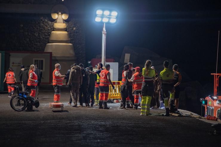 Varios migrantes son axudados ao chegar ao Porto da Restinga, a 20 de setembro de 2024, en El Hierro / Antonio Sempere - Arquivo