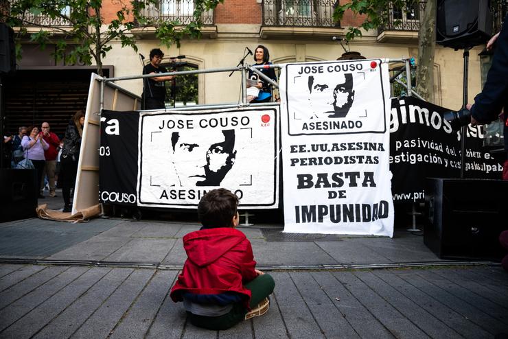 Familiares e amigos de José Couso esixen un ano máis "investigación e xustiza" durante unha concentración no 20 aniversario do falecemento do xornalista José Couso, fronte á embaixada de Estados Unidos, a 22 de abril de 2023, en Madrid / Matias Chiofalo - Arquivo