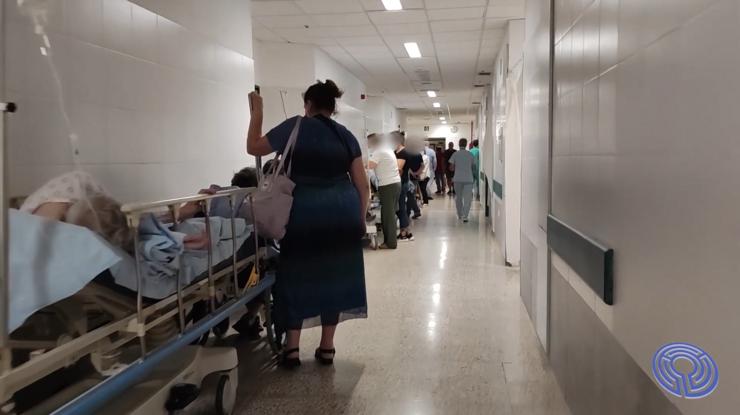 Pacientes nos corredores de urxencias nunha nova xornada de colapso no CHUS / Asociación de Pacientes e Usuarios do CHUS