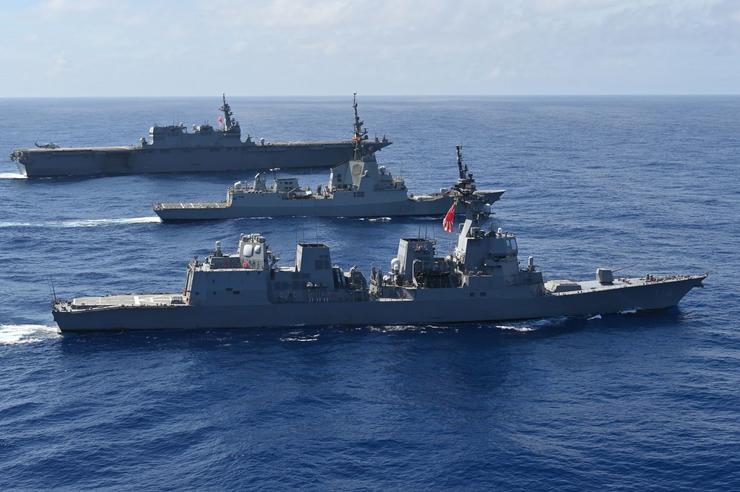 A fragata 'Méndez Núñez' durante o seu tránsito cara ao mar de Filipinas, onde realizou diversos exercicios de interoperabilidade e de intercambio de persoal entre unidades coa Armada de Xapón.. ESTADO MAIOR DA DEFENSA 