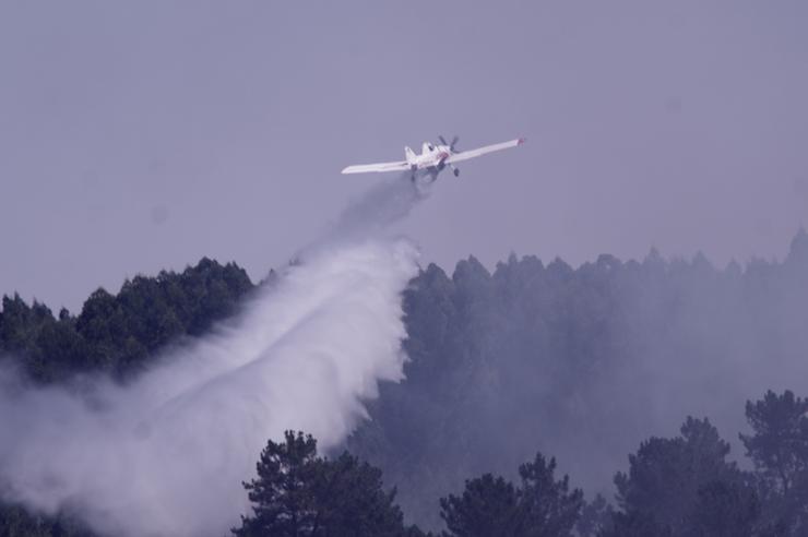 Servizos aéreos tratan de sufocar un conato de incendio na parroquia de Baamonde, a 9 de agosto de 2025, en Baamonde, Begonte, Lugo 