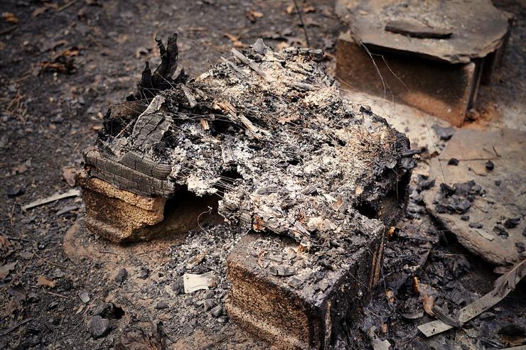 Unha das colmeas de José Antonio Pazos derretida tras o paso do incendio que calcinou os montes de Souteliño 