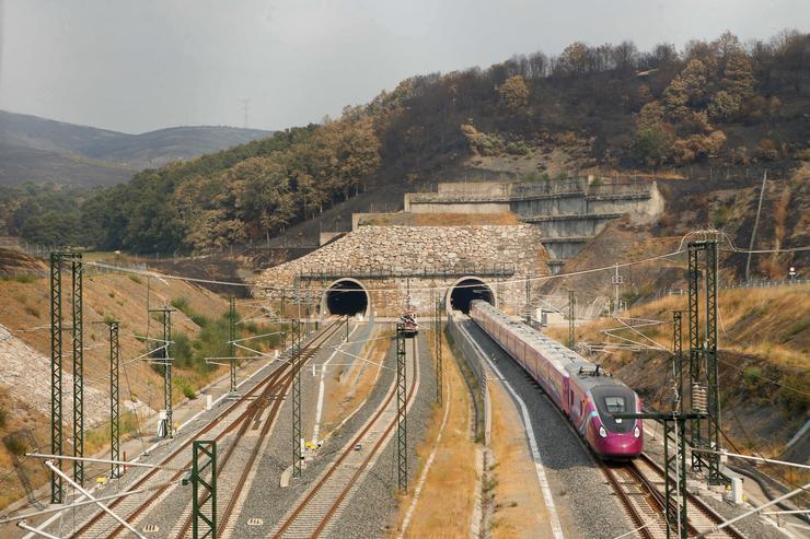 Un tren da liña AVE Madrid-Galicia ao seu paso por unha zona queimada polos incendios, a 21 de agosto de 2025, na Gudiña, Ourense. Carlos Castro - Europa Press 