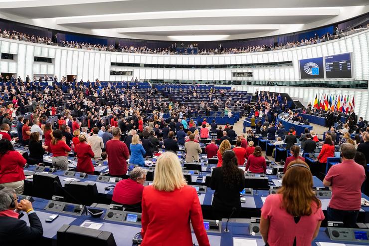 Decenas de eurodeputados visten de vermello en solidariedade coas vítimas da ofensiva israelí contra Gaza durante o debate sobre o Estado da Unión no pleno do Parlamento Europeo de setembro de 2025 