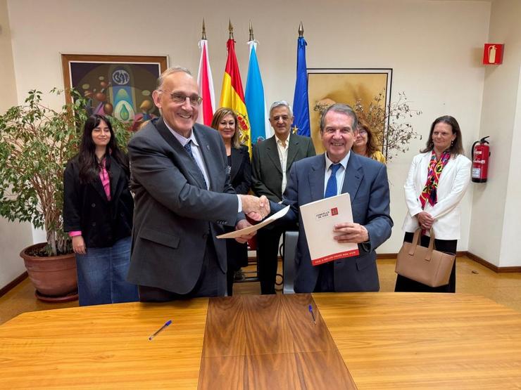 Reigosa e Caballero durante a firma / CONCELLO DE VIGO