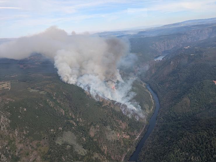 Vista do incendio de Pantón  orixinado esta tarde, tomada pola BRIF de Tabuyo, desprazada ata o lugar 